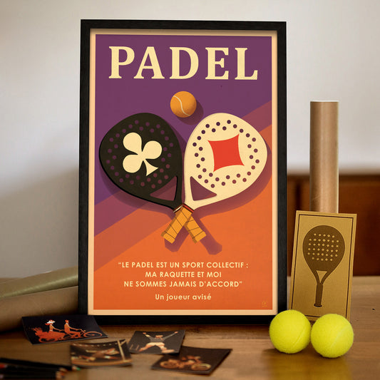 Affiche décorative de padel au style rétro vintage représentant deux raquettes croisées avec un trèfle et un carreau, une balle de padel et une citation humoristique sur fond violet et orange. Produit présenté dans un cadre noir sur un bureau.