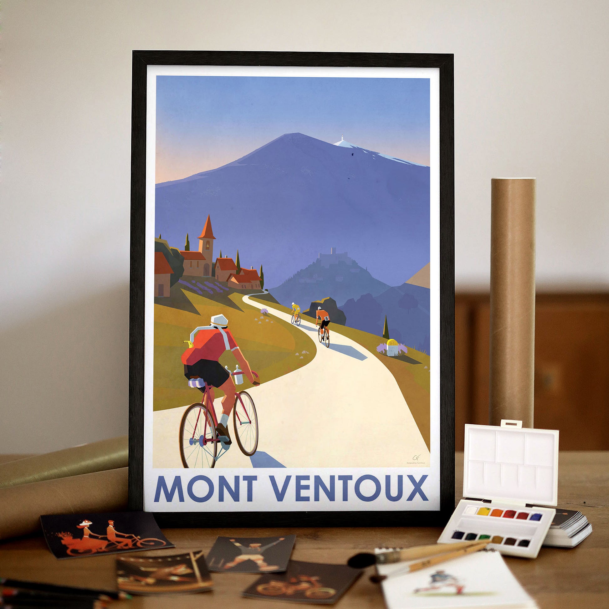 Affiche déco Mont Ventoux style vintage accrochée au mur, cyclistes gravissant la montée emblématique du Tour de France