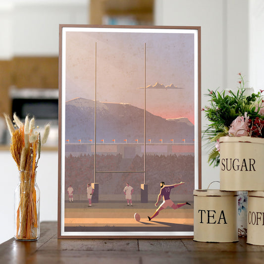 Poster de rugby rétro exposé dans un cadre en bois sur un meuble, idée déco pour salon de passionné.